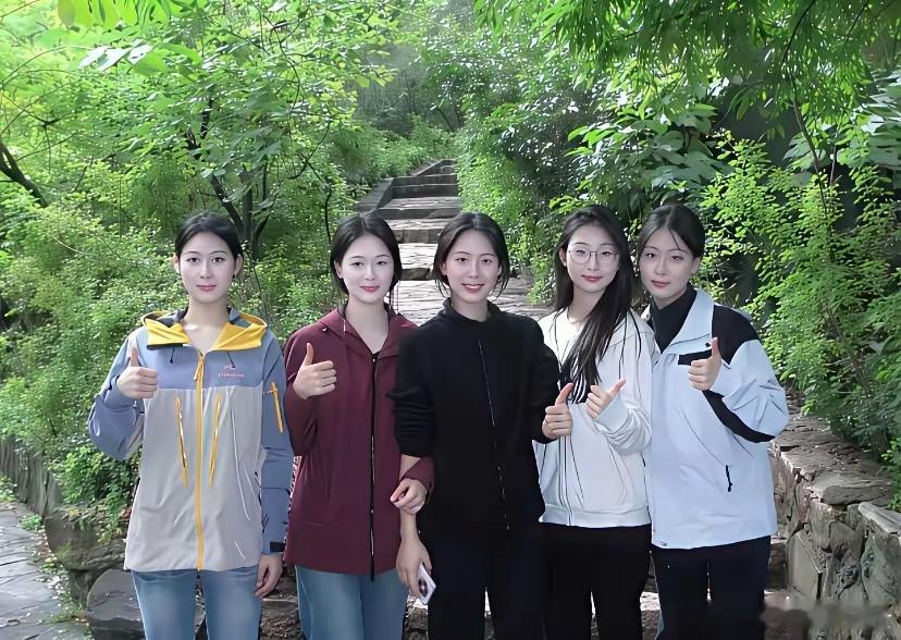 选那个做媳妇合适。 