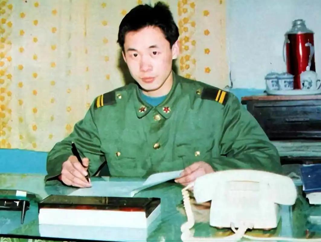 [微风]1995年，一名解放军战士在乘车回部队的途中，劝司机不要停下加油，但司机