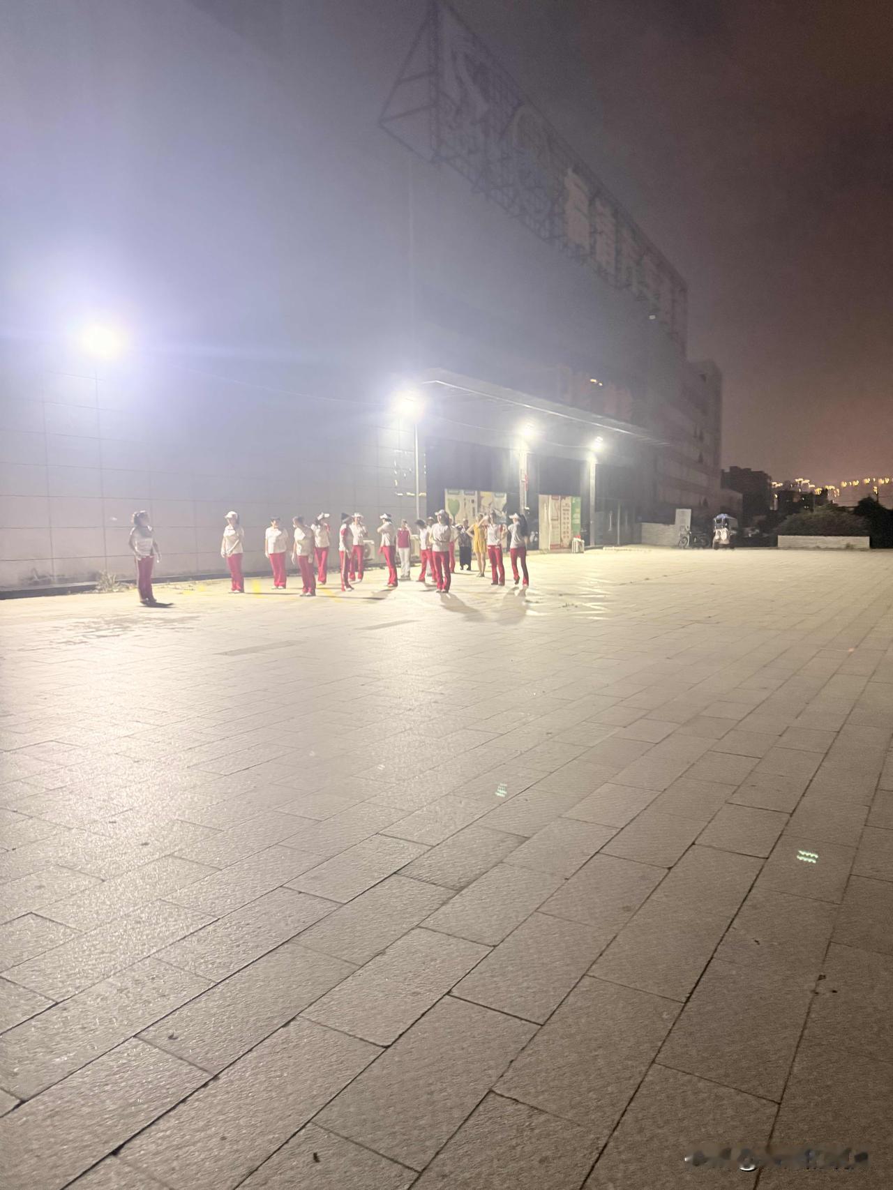 谁懂啊！
夜晚广场的广场舞才是最治愈的烟火气✨

晚上散步路过广场，被这一幕狠狠