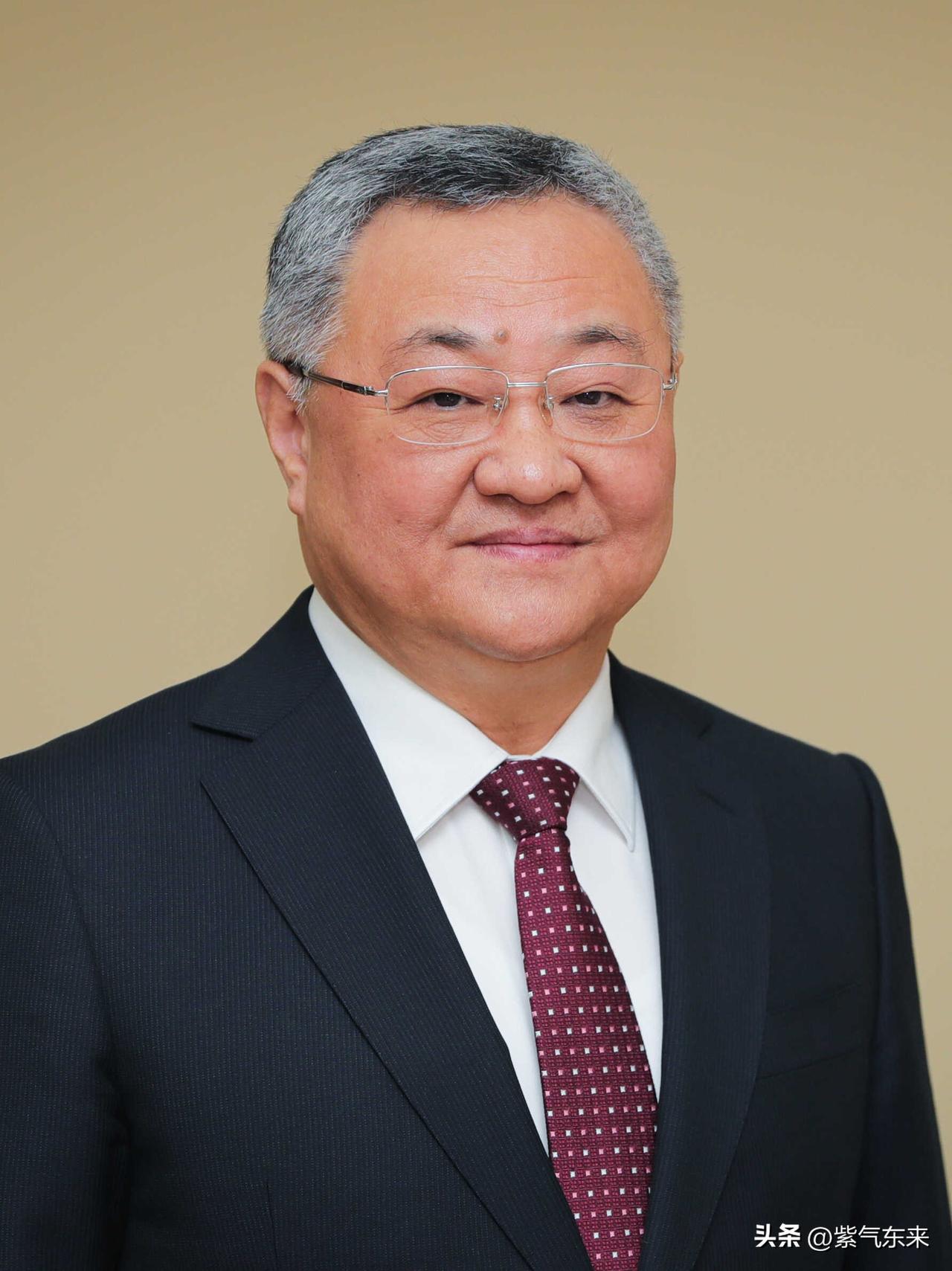 中国驻联合国代表，特命全权代表，行政级别可不低，副部级！

由国家主席任命，需全