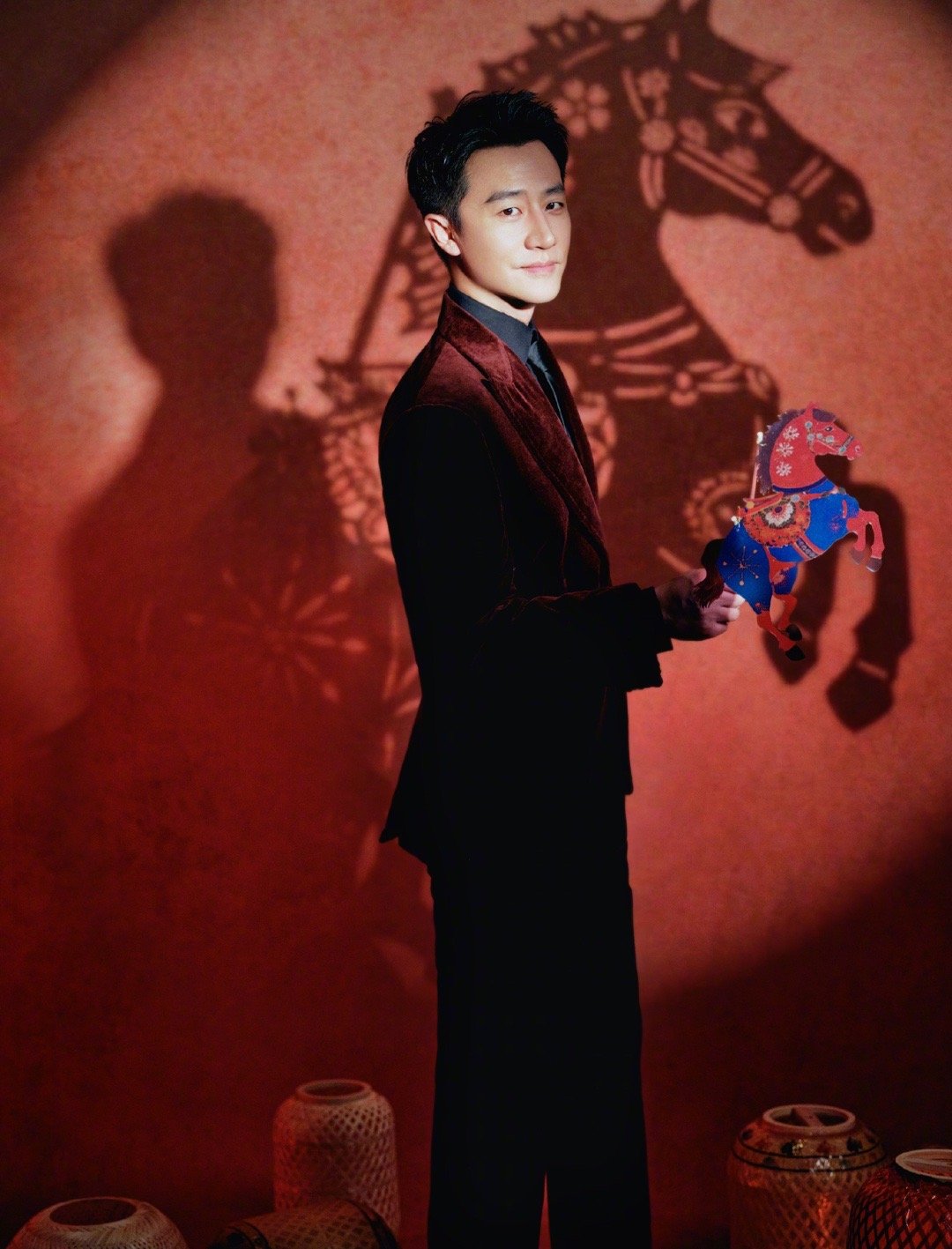 黄轩 今天是酒红色 黄轩今天酒红西装太可了！复古丝绒质感，矜贵高级，喜庆氛围拿捏