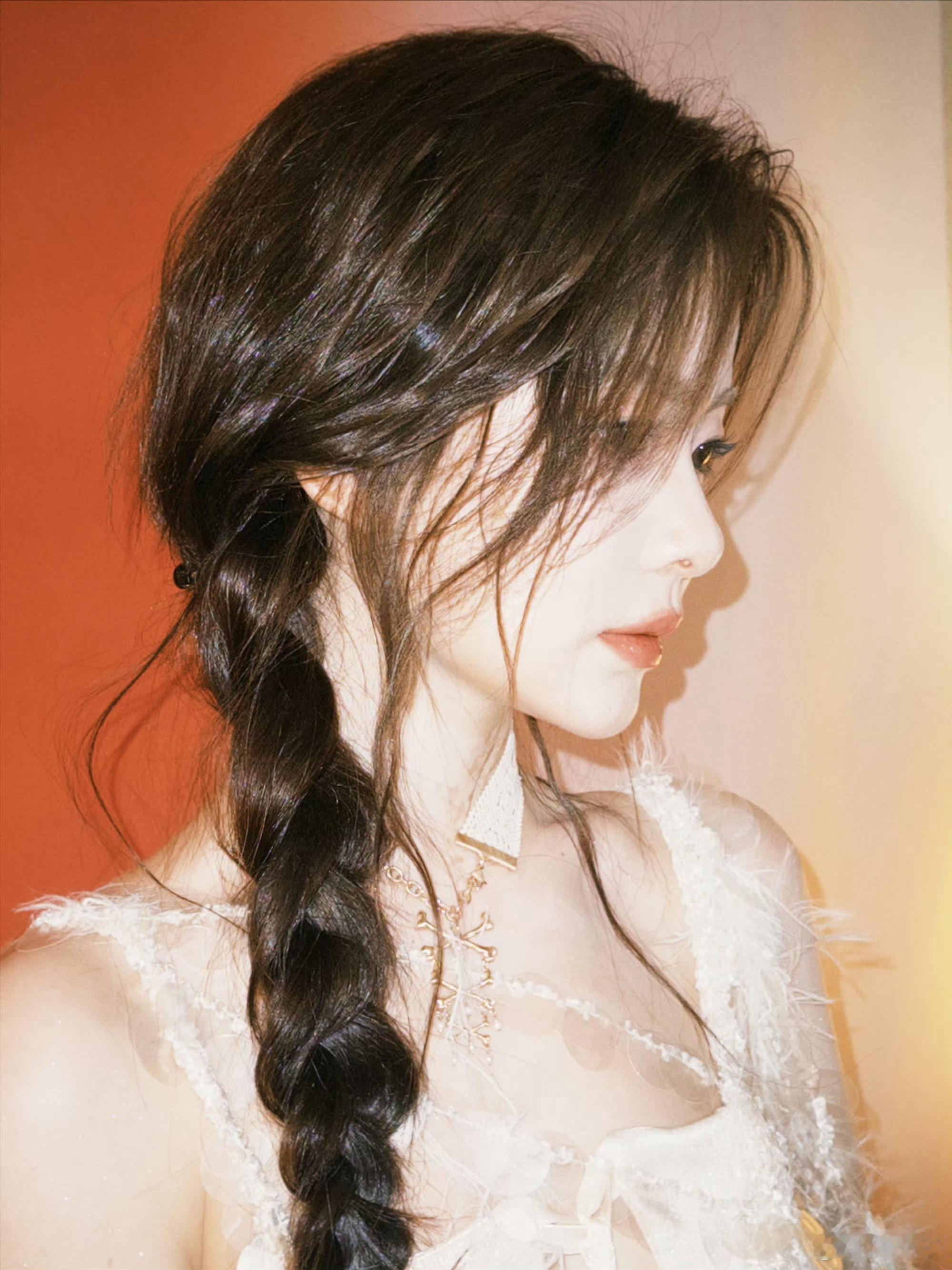 更新照片白色羽毛裙仙得像偷跑下凡的精灵，侧编的长麻花辫又添了点慵懒的破碎感姐姐你