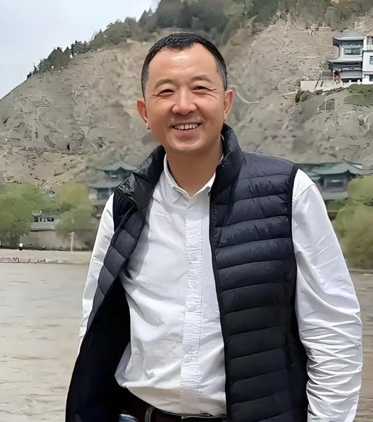 “全国优秀县委书记”陈行甲去找一个上级汇报工作，上级对他说：“你给老子滚！你不就