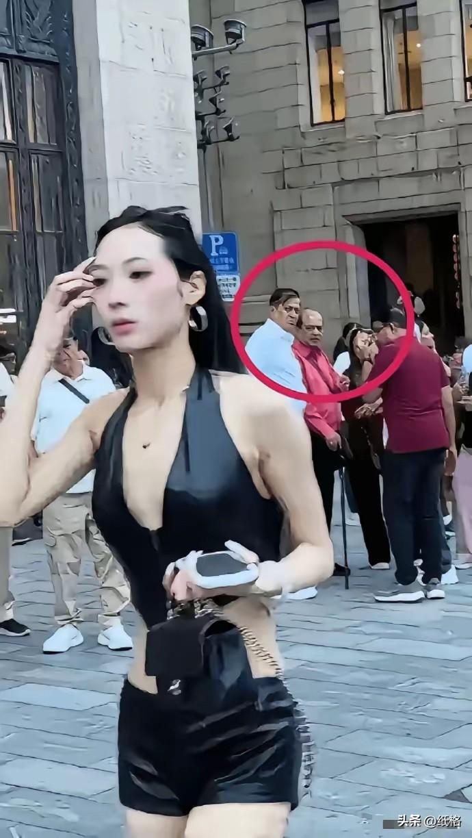 上海外滩三印度阿三尾随中国女孩。
并非不懂法或语言不通，而是欺软怕硬，赌女孩不敢