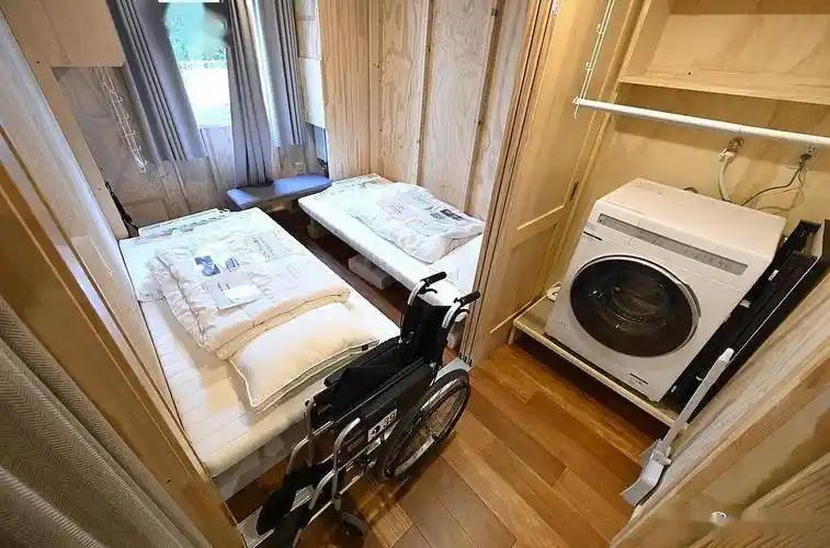 节俭办赛本来值得鼓励，但节俭不能变成简陋，更不能让运动员为组织混乱买单。

名古