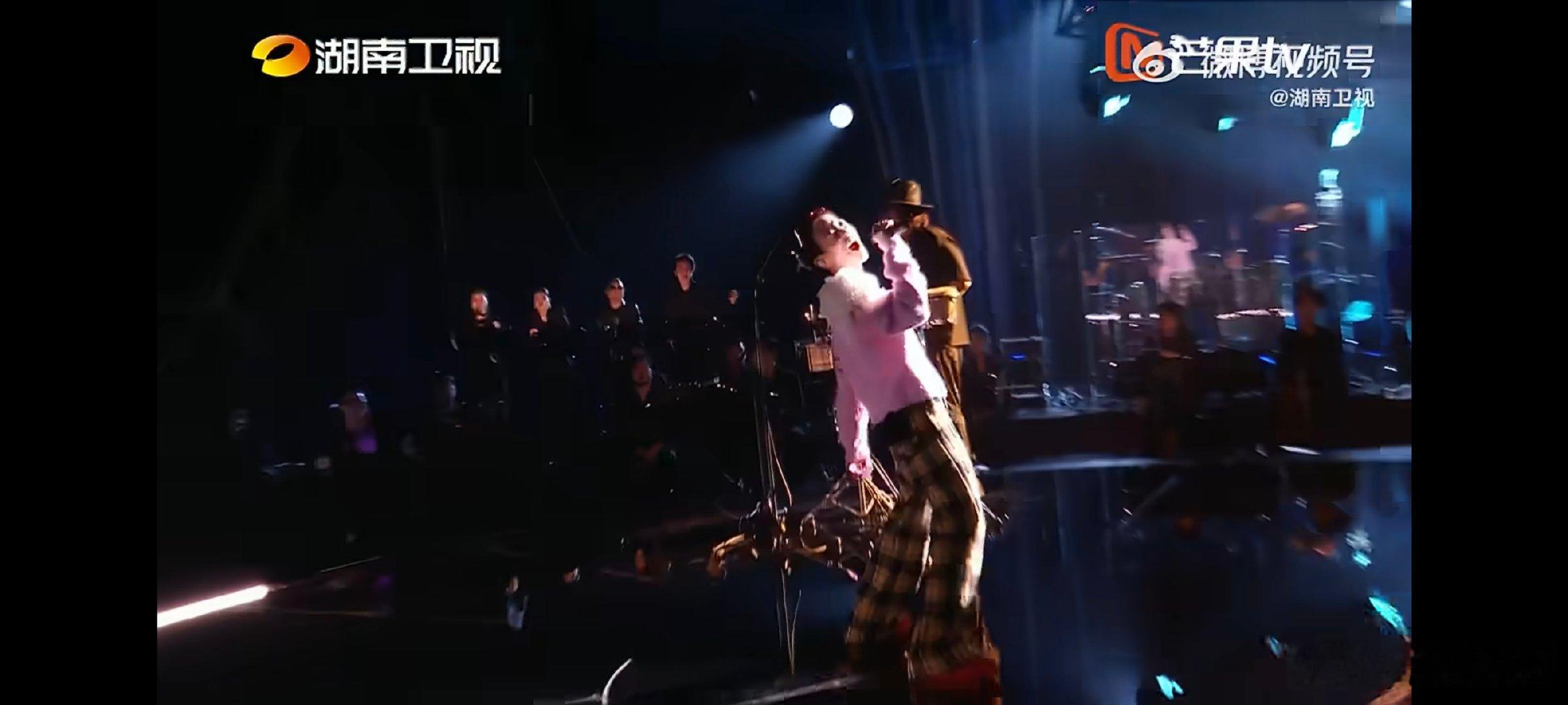 歌手补位窦靖童把自己唱爽了从肢体神态到演唱语气，都能看出她彻底放空了思绪，全身心