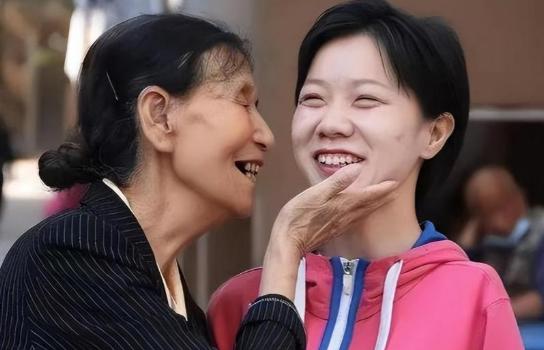 1994年，太原1女婴因手臂残疾被抛弃，58岁拾荒妇人见其可怜，把她捡回家用面糊