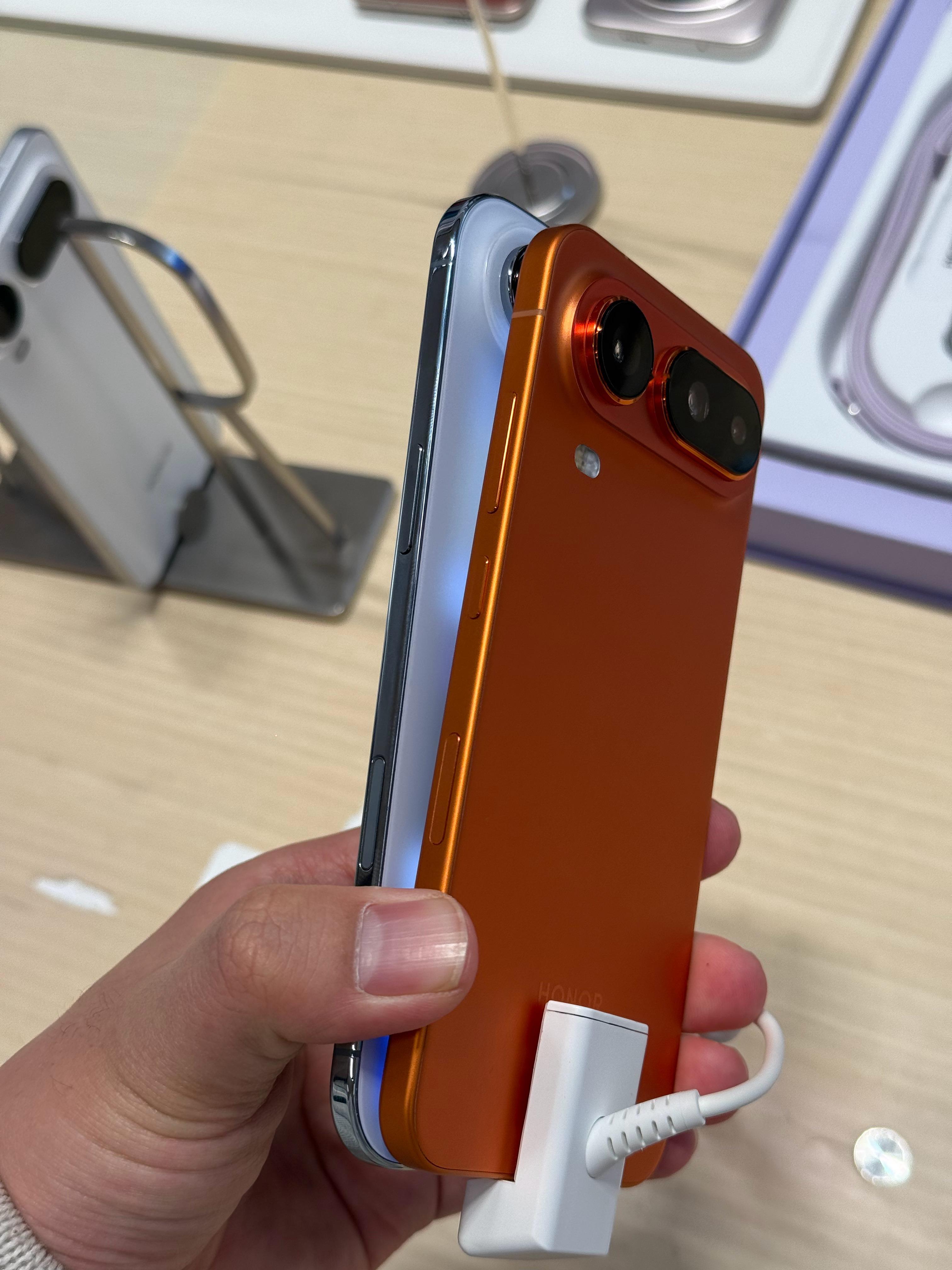 特意去体验了荣耀 Magic8 Pro Air确实比 iPhone Air 更轻