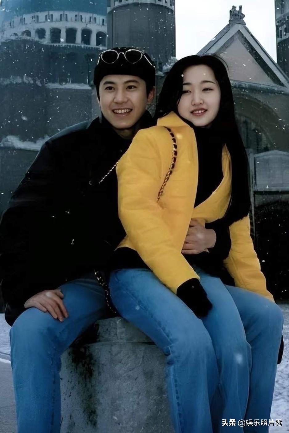 这关系“乱不乱”，杨钰莹估计心里也不愿，这么坐着！

杨钰莹，长相清新脱俗，牛仔