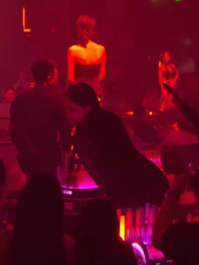 在酒吧里，如果有人故意和你发生身体接触，基本上碰到的不是海王就是绿茶