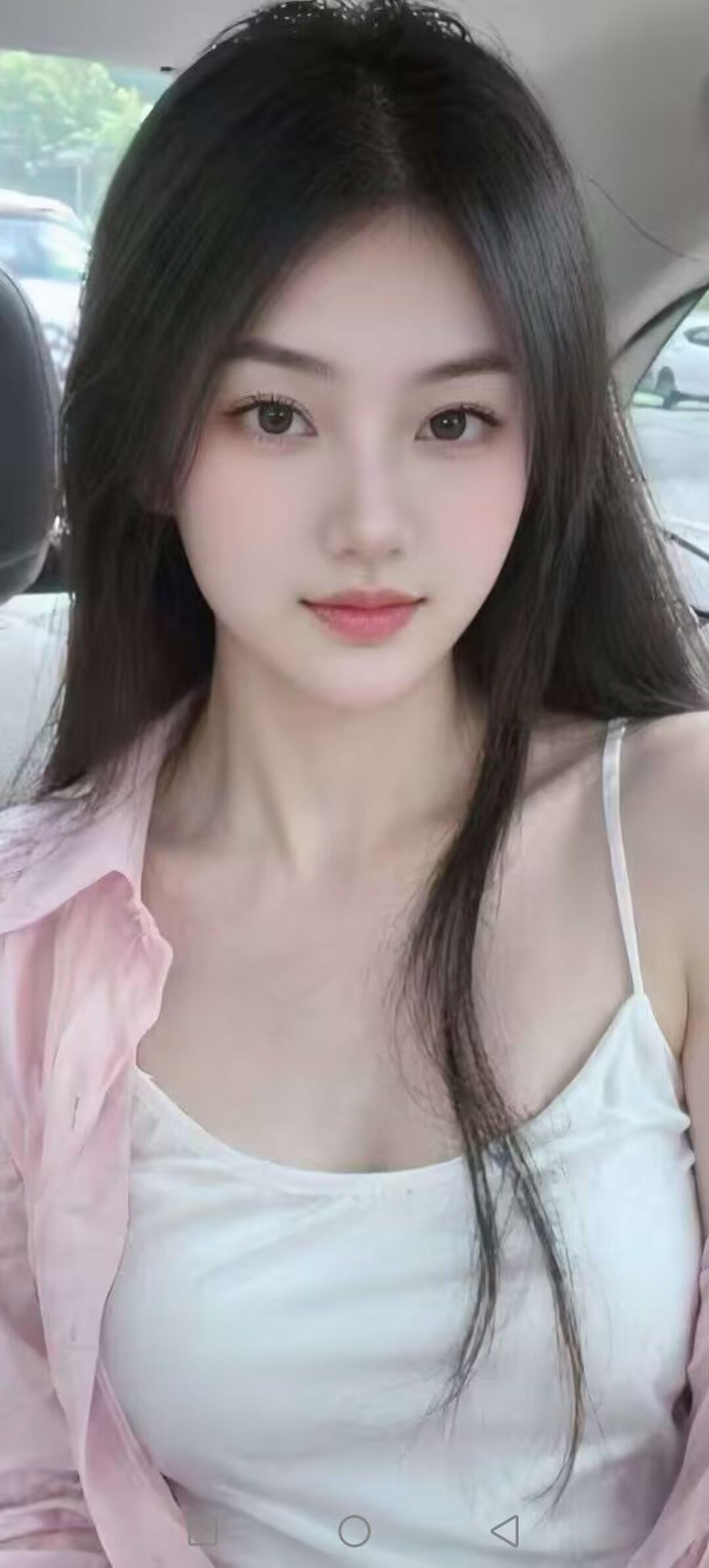 车内自拍，清新自然，粉色外套搭配白色背心，元气满满的一天！🌞💕