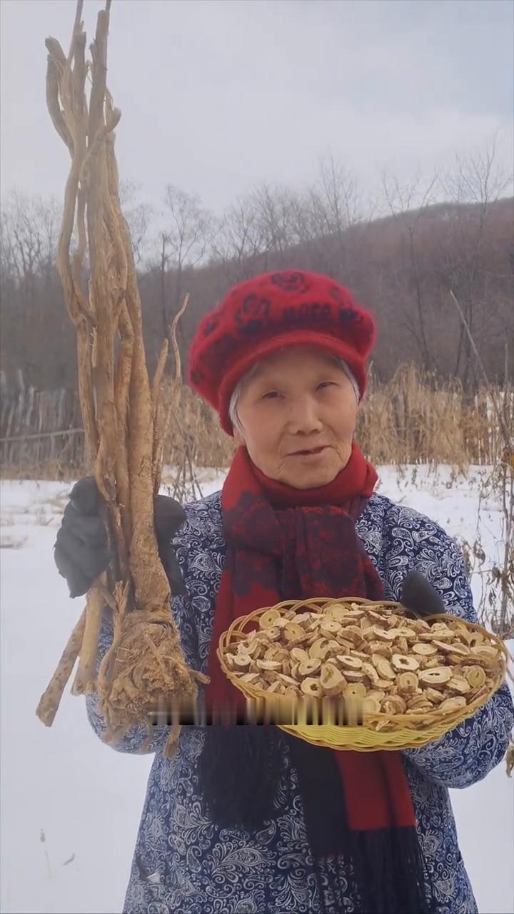 黑龙江原始大森林纯野生的黄芪，寒带的黄芪盛黄金。
我家是小兴安岭的主脉，原始大森