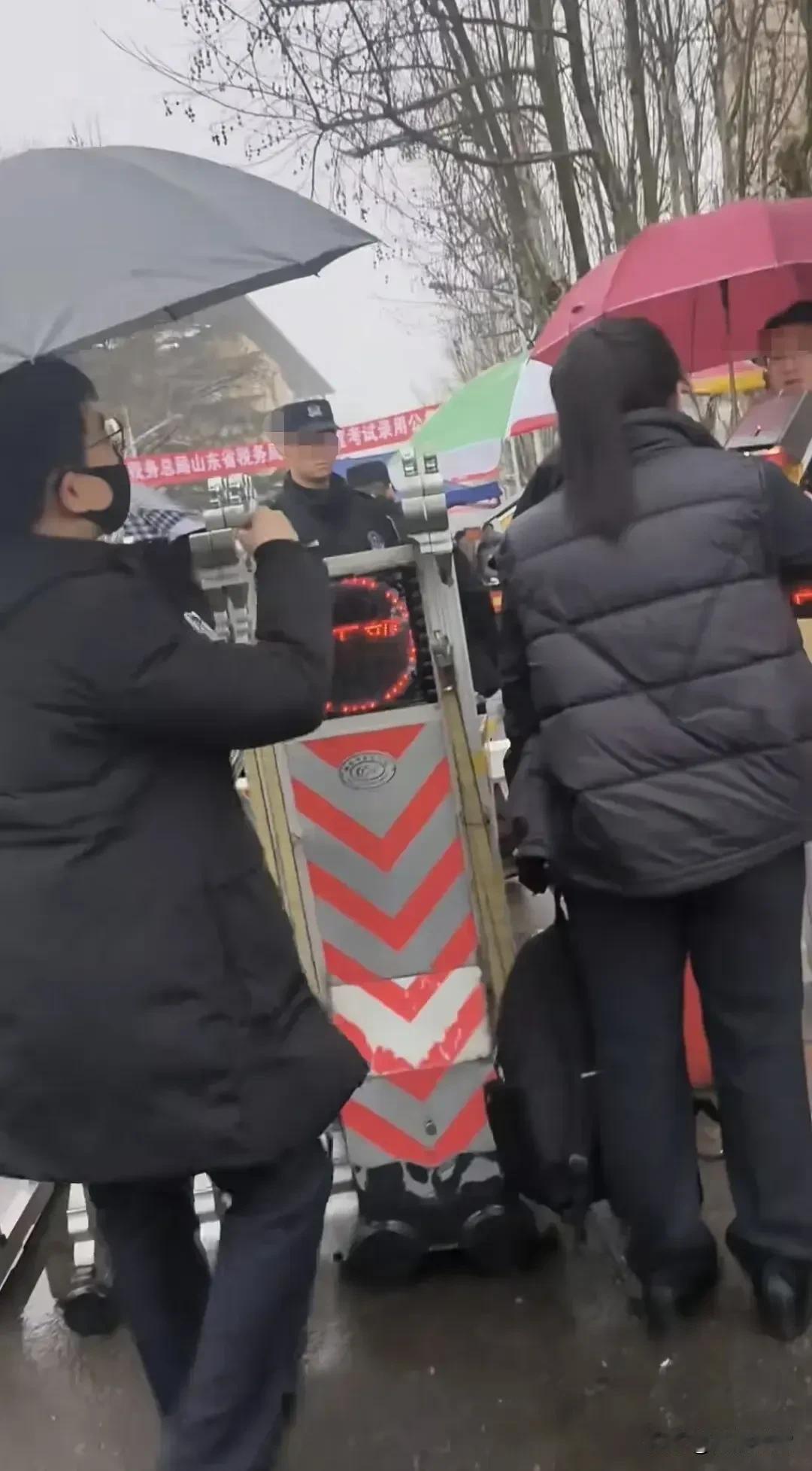 山东一女子公务员面试迟到30秒钟被工作人员拒之考场之外，女子向工作人员解释迟到的