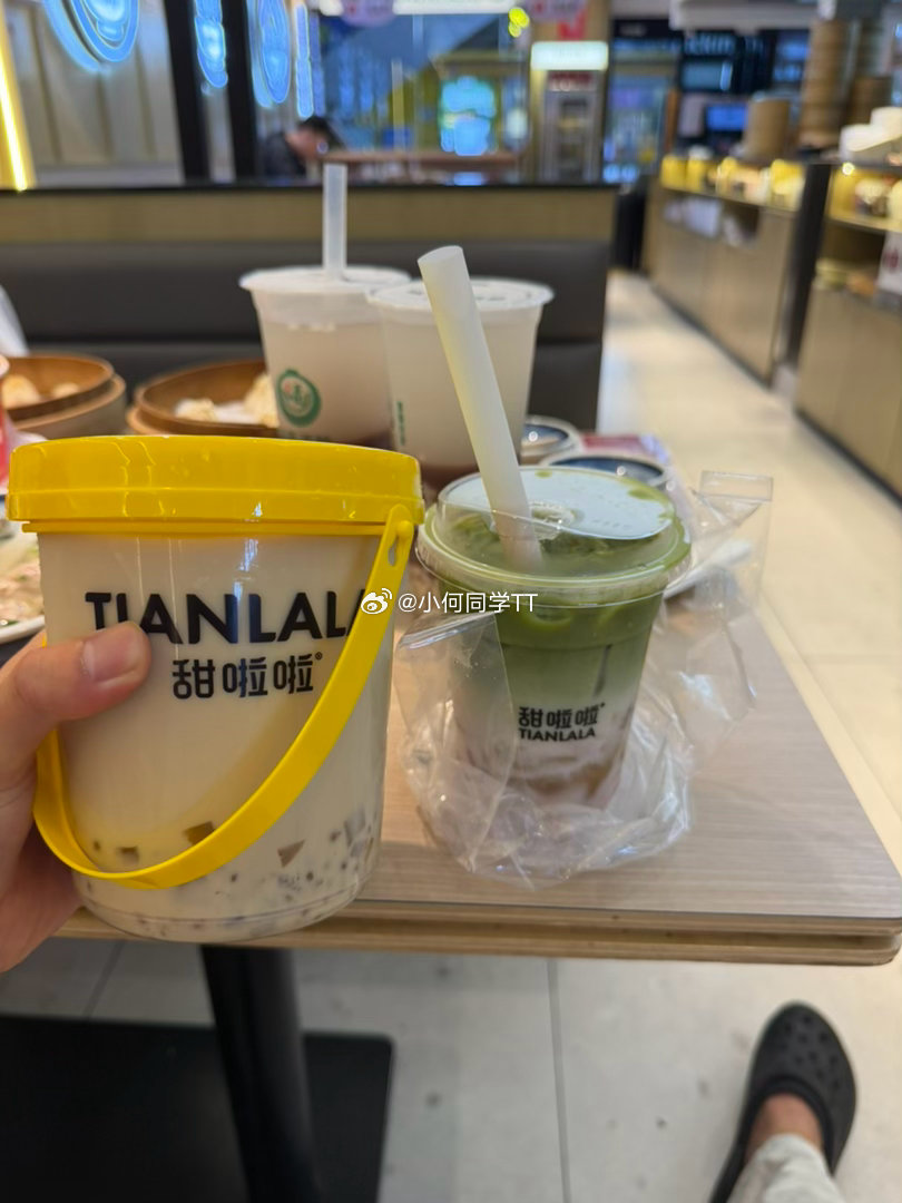 吃早饭～[偷笑]买个小奶茶店员小哥哥小姐姐直接送我一桶我真的要把甜啦啦捧在手心里