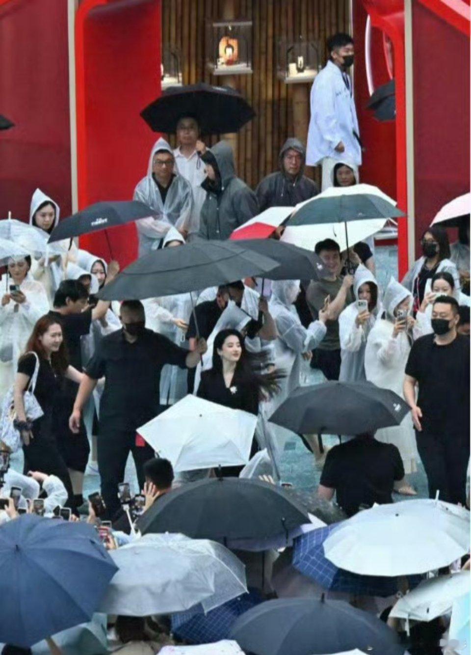 刘亦菲整个团队都穿黑色刘亦菲成都品牌活动路透出圈，除了本人一身利落黑西装搭配白色