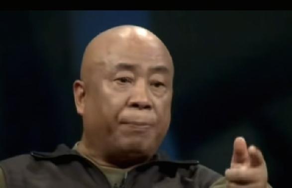 吴天明说：“我当西影厂厂长的时候，西影厂当时是一千七八百人啊，连家属五六千人，我
