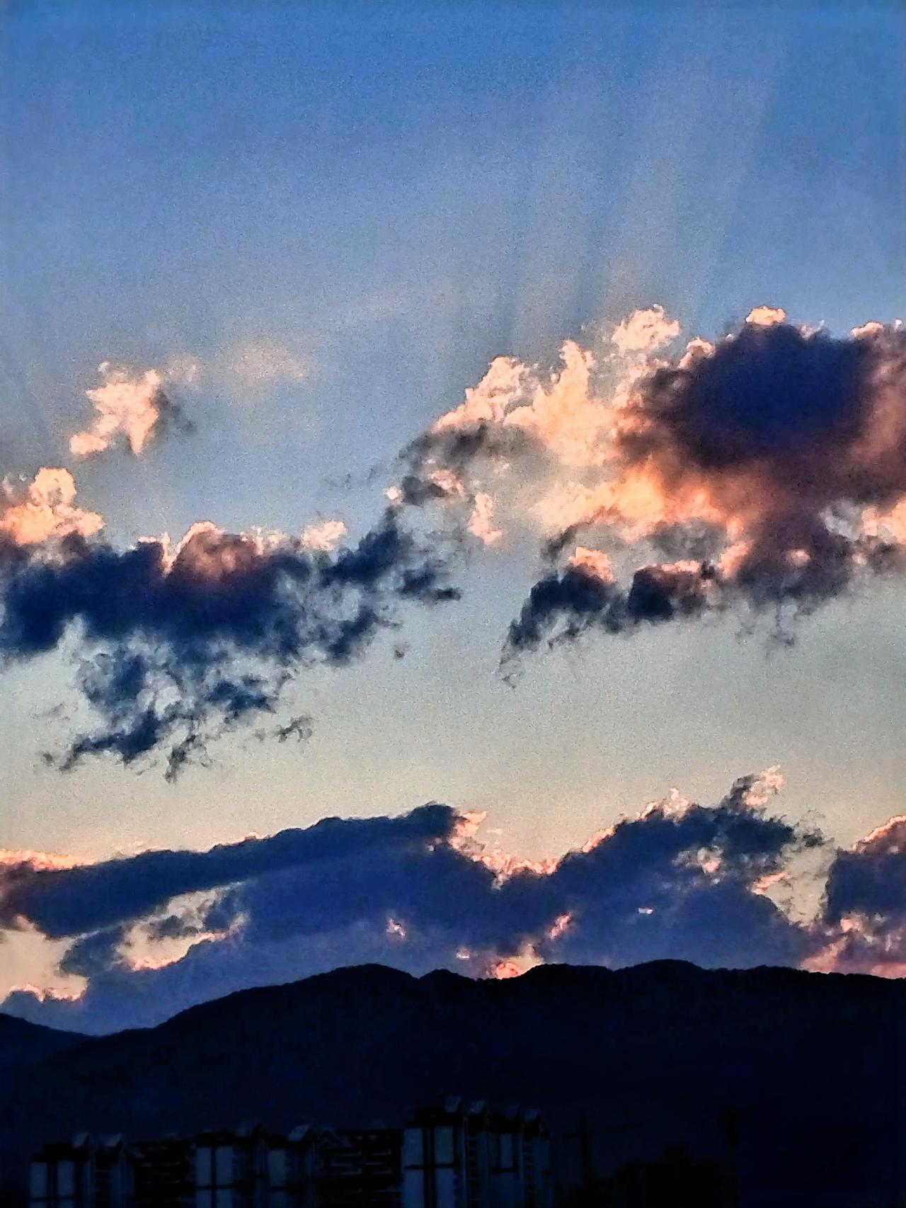 夕阳西下，云卷云舒，静谧山间，悠然自得。