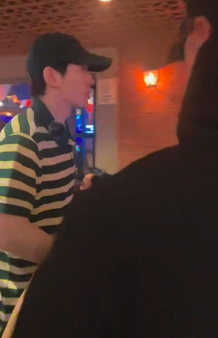 邓为的身形条件真的是好头和脸是真的好小啊，在人群中更加明显身高也高，去了国外，身