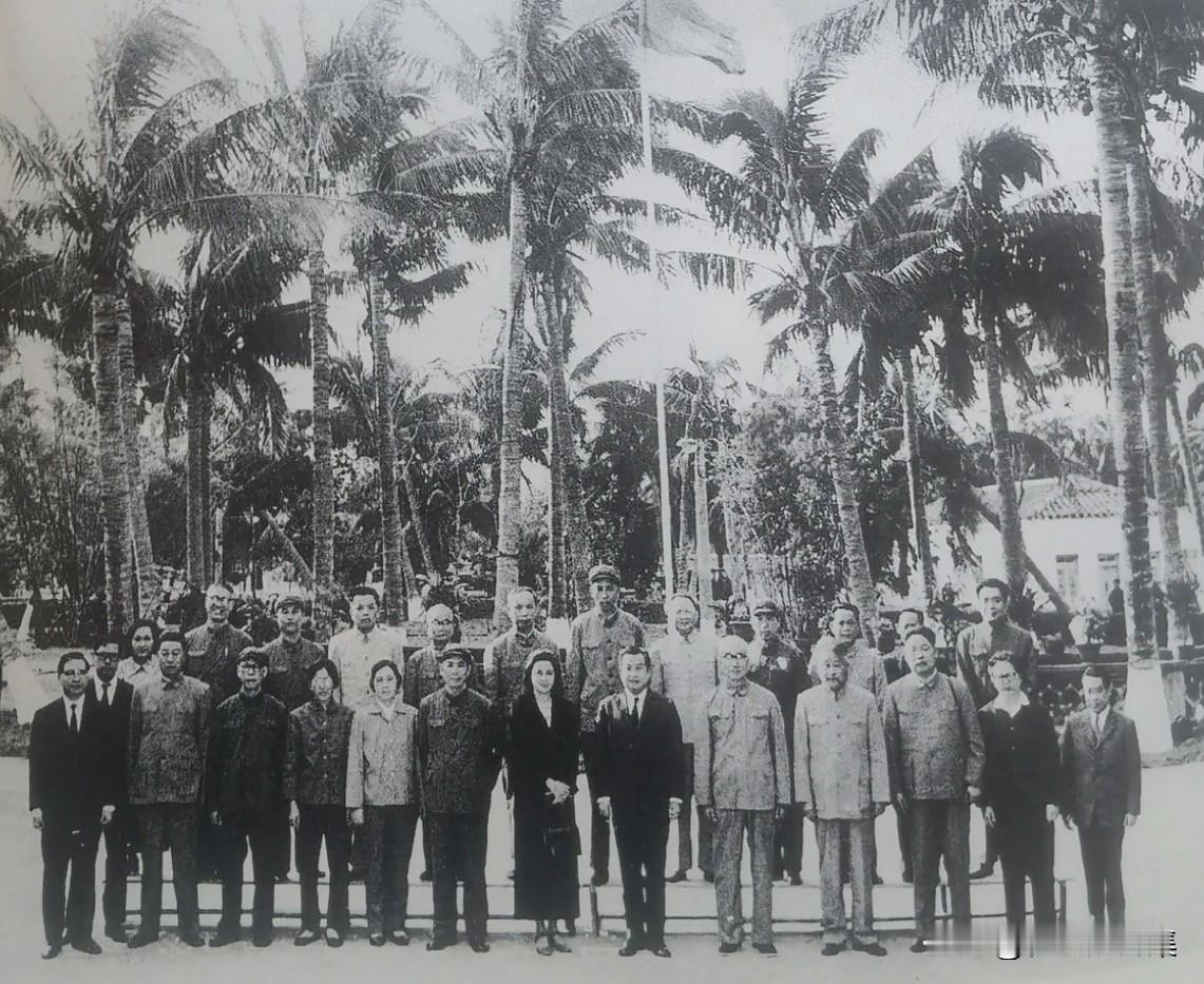 1973年2月，柬埔寨诺罗敦·西哈努克亲王曾偕夫人莫尼列，在中共中央军事委员会副