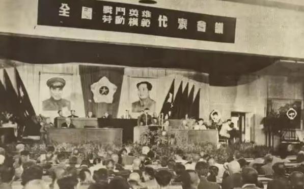 1950年，68名战斗英雄参加完表彰大会，在下火车时，却遭到200多名土匪的袭击