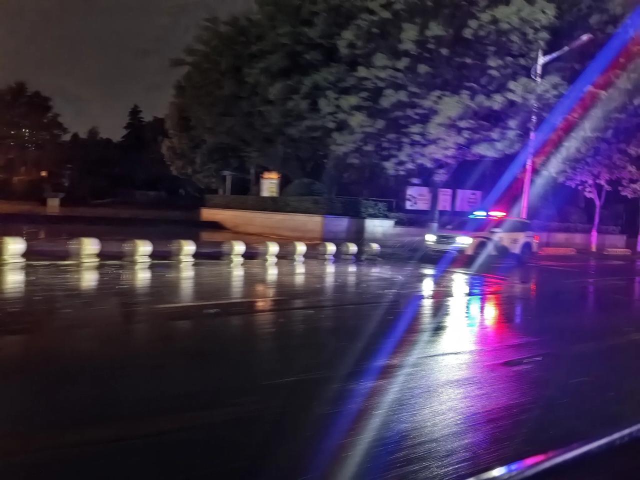 向薛城公安致敬。
刚路过龙潭公园，风雨中看到路边停着一辆警车，亮着警灯，守护着一