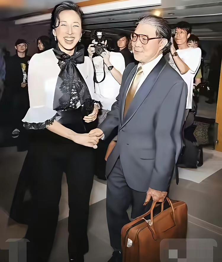 往事如烟
这一对曾经的夫妻是冰释前嫌了吗？终是爱恨如烟