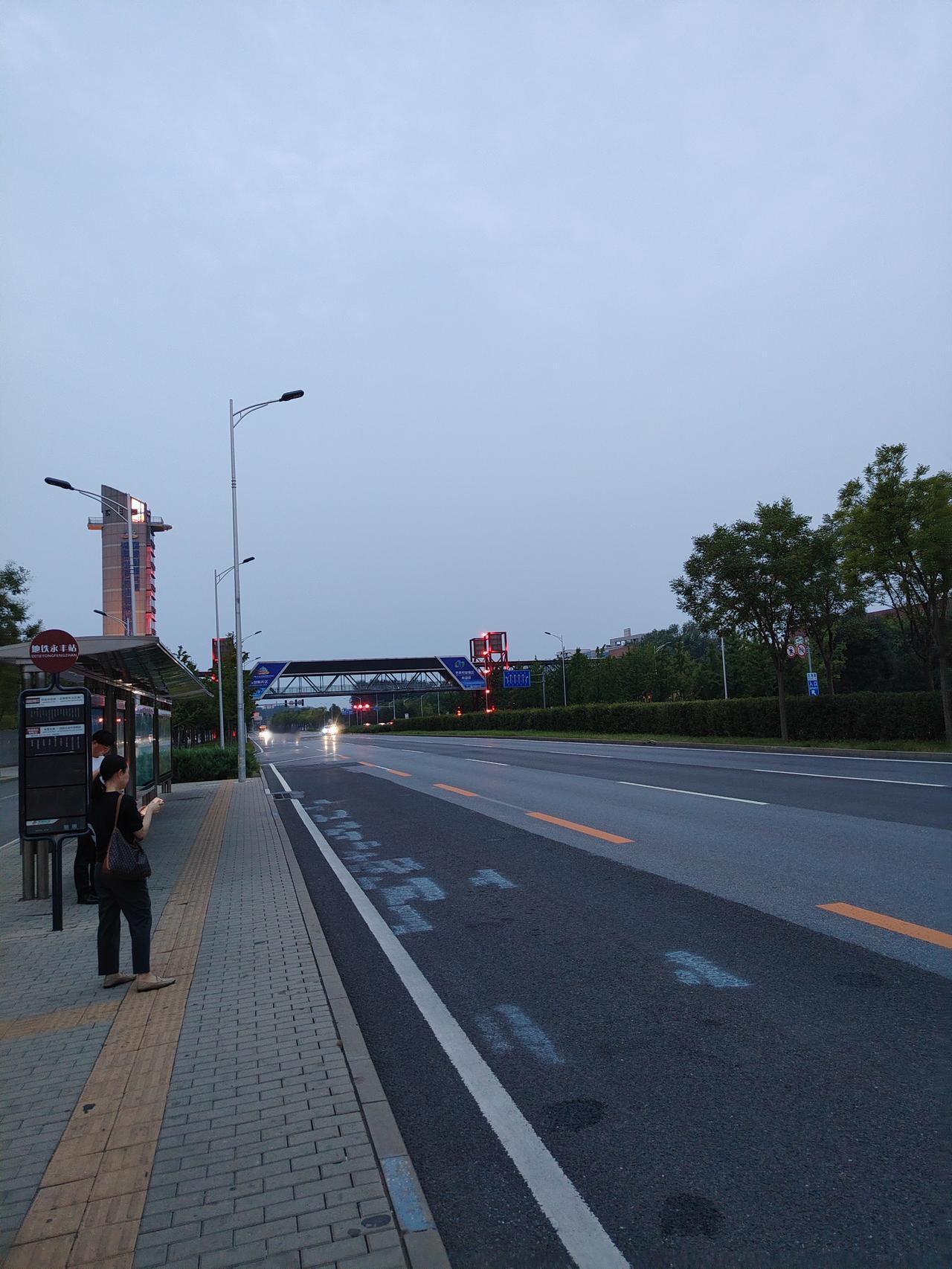 你认为人幸福不幸福取决于什么幸福不取决于拥有多少，而取决于内心能否安住当下。有人