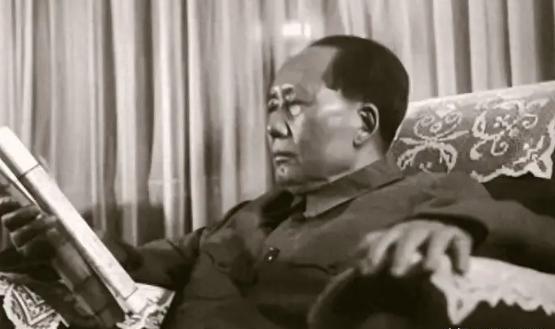 1951年，10万志愿军陷入绝境，被美军包围得如同捏饺子一般，就在这紧要关头，毛