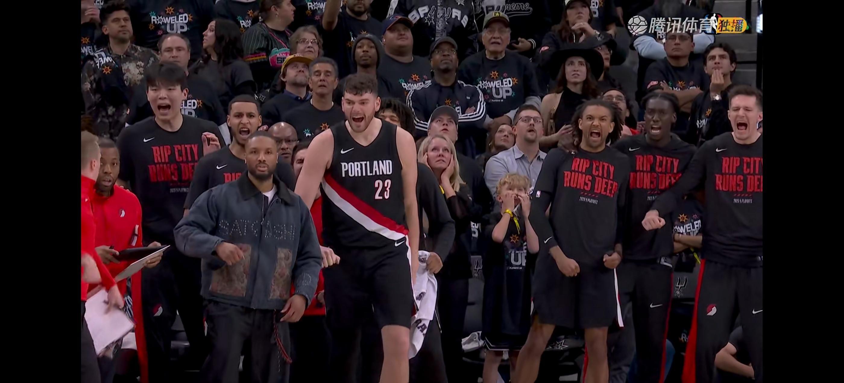 杨瀚森开拓者客场扳平大比分，下一场移师波特兰，关键时刻小杨的表情亮了开拓者vs马