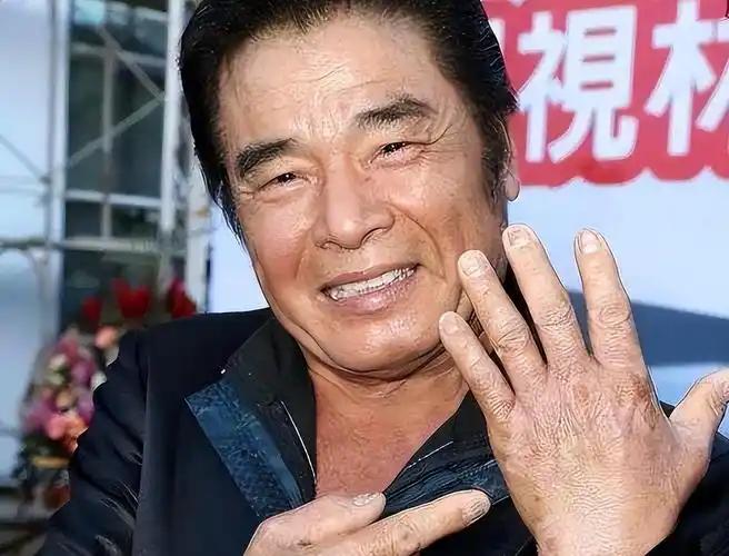每月7万零花钱，6个老婆同住一屋不争宠，台湾影帝雷洪曾以为自己活成了现代韦小宝。