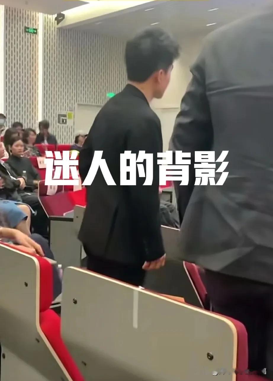 说句实话，与辉同行几大帅哥，董宇辉最有眼缘！我就是颜控[笑哭]
这个背影太有眼缘
