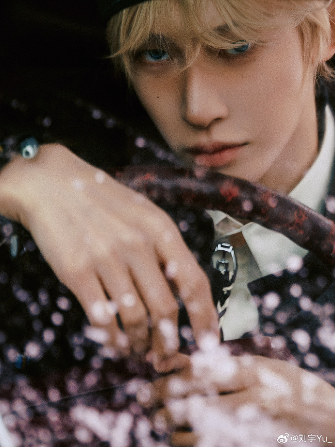 刘宇金发头巾造型 刘宇金发头巾造型，刘宇看秀造型出图，完全帅气啊，摩登又复古的刘