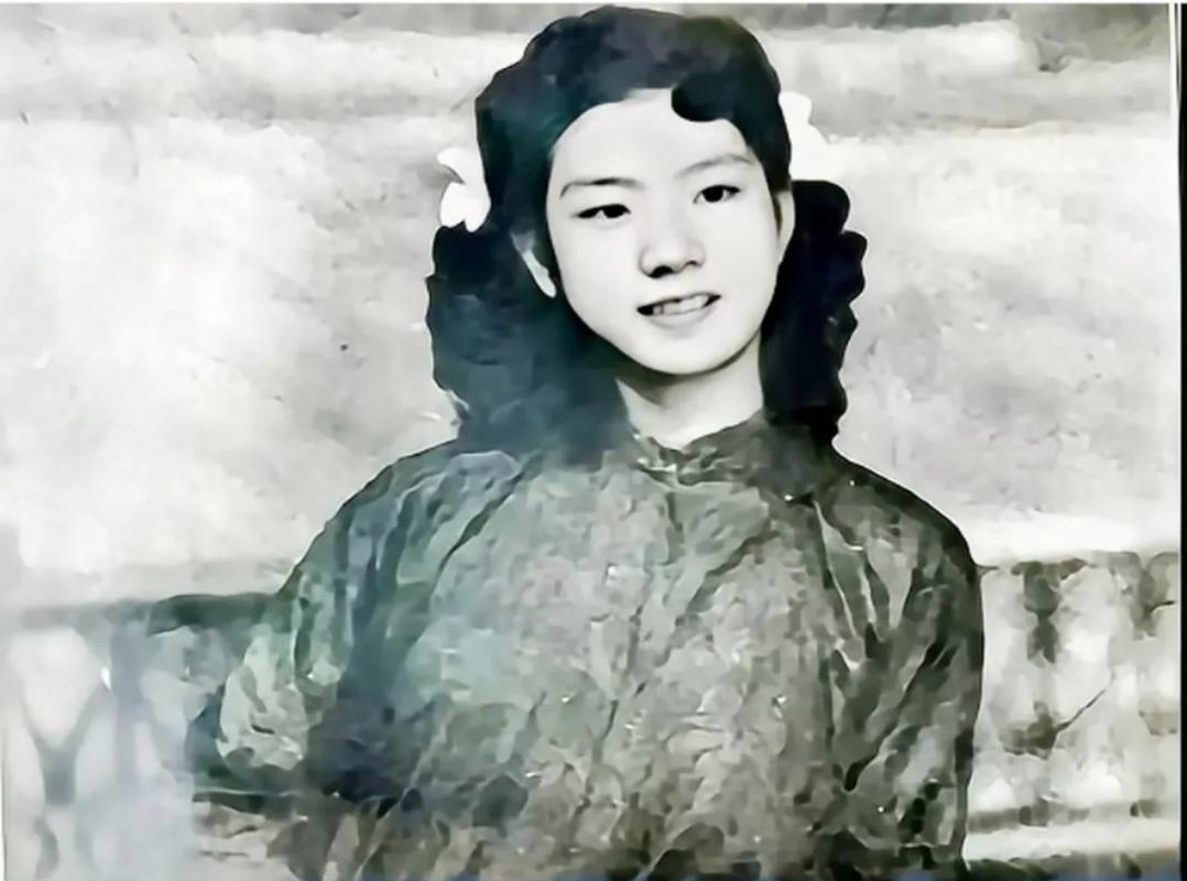 被捕后，她只说了一句话："我是一个护士。"

但敌人不信。烙铁、绳鞭、辣椒水、钢