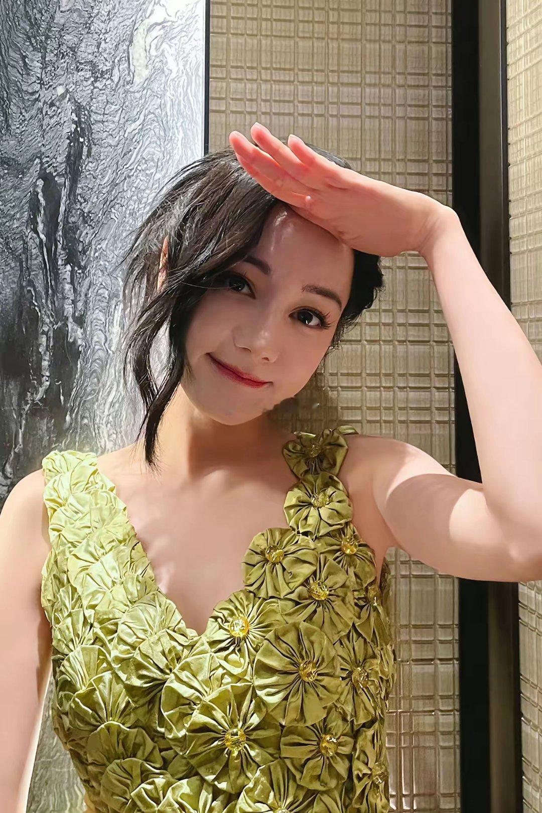 85花和90花的发展路子，简直是内娱两种极端模板。杨幂、赵丽颖、刘诗诗、唐嫣这波