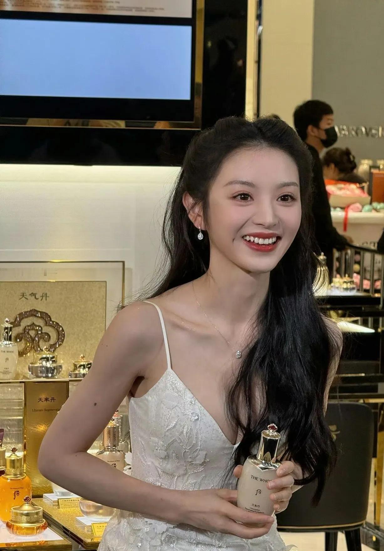 田曦薇现场活动生图，让人意想不到的美！对比以往，没有刘海造型的她，颜值也很高，可