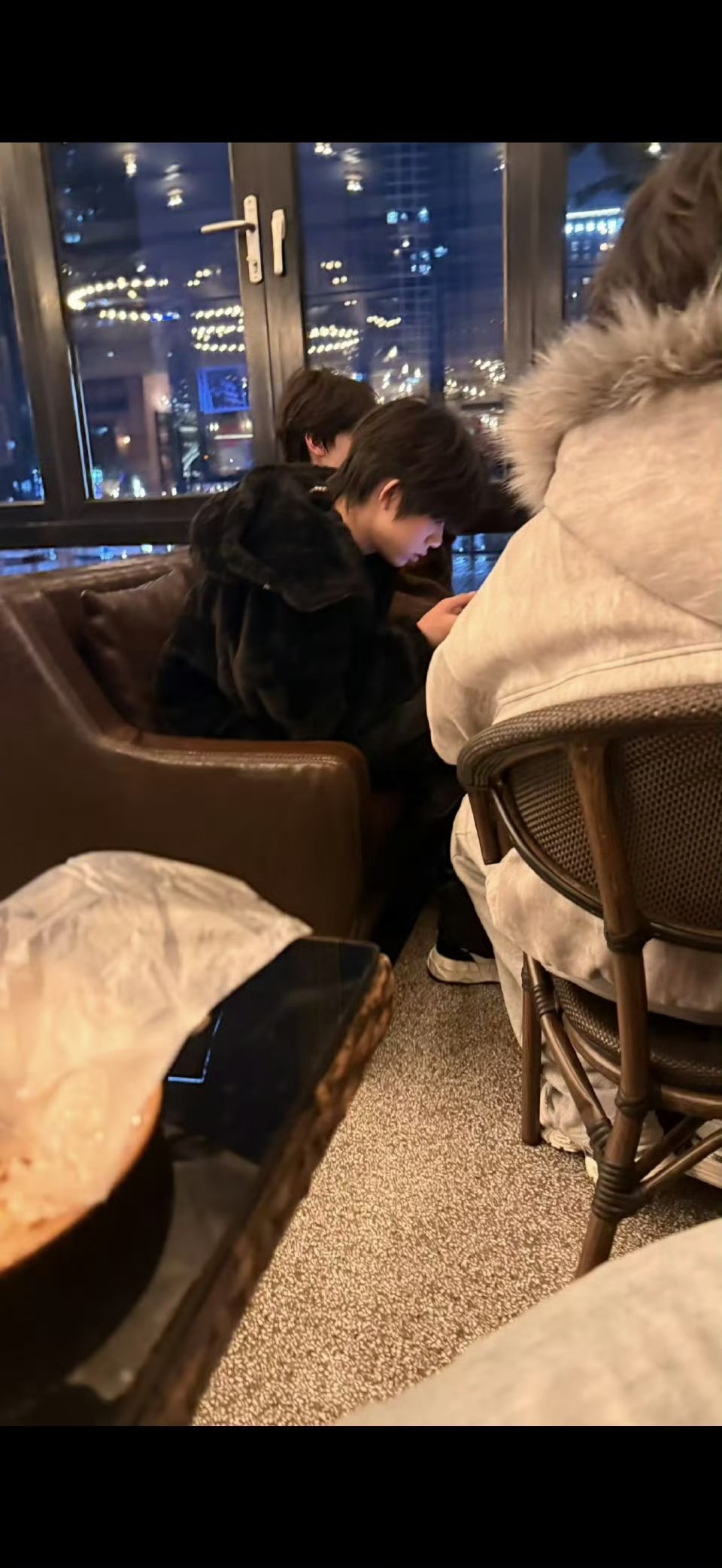 左奇函陈奕恒聂玮辰一起跨年左奇函陈奕恒聂玮辰出去跨年了 左奇函 陈奕恒 聂玮辰 