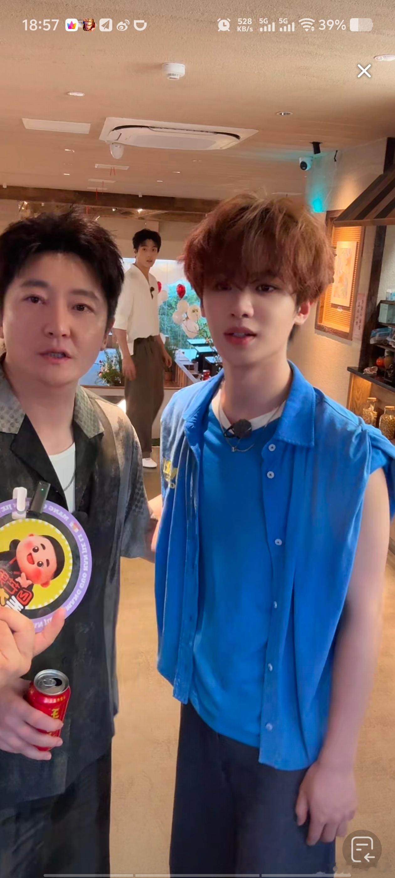 黄明昊怎么这么嫩啊黄明昊！（今天是小卷毛蓝明昊）黄明昊不想睡的星期五