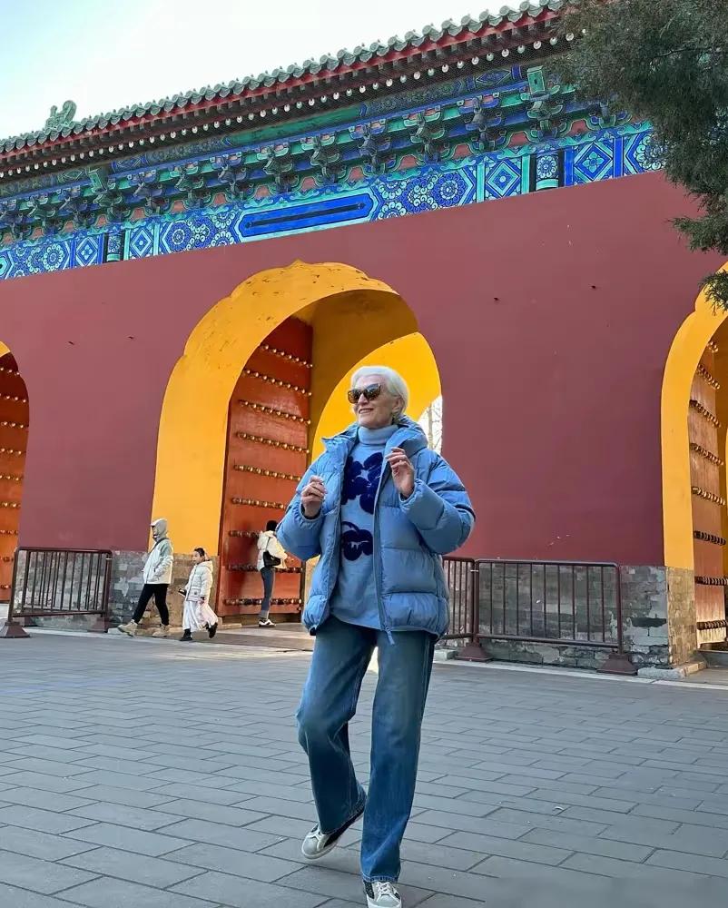 马斯克的妈妈是不是签约了中国的公司啊？
没事儿，就在中国转悠。拍摄很多短视频。