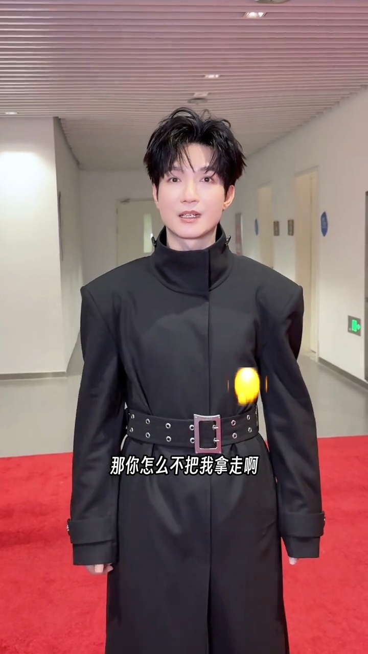 把这个厚衣服从衣柜里扔了