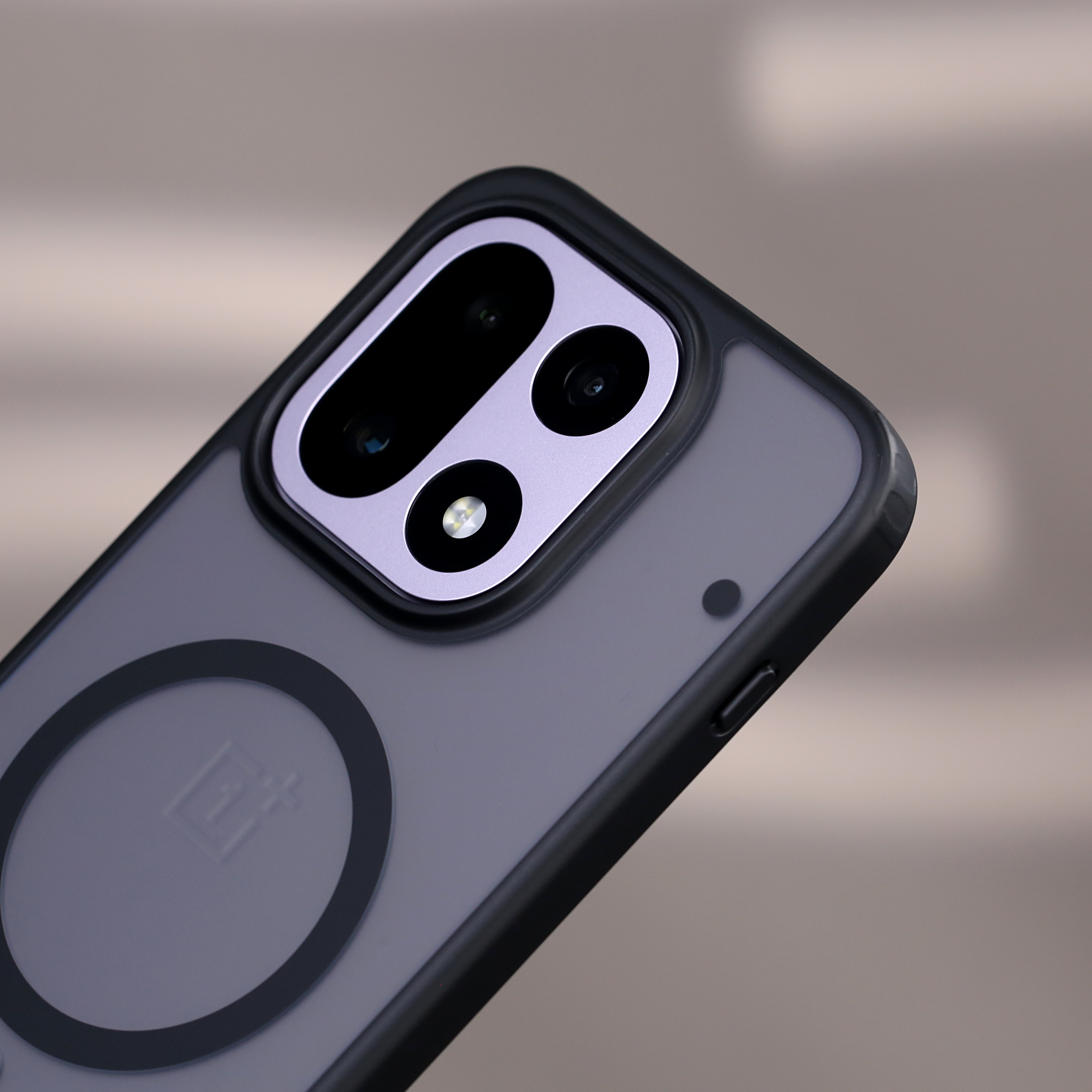 新上的一加 15 机甲壳，磁吸款做的都是带霍尔开关的，霍尔开关在搭配官方磁吸小涡