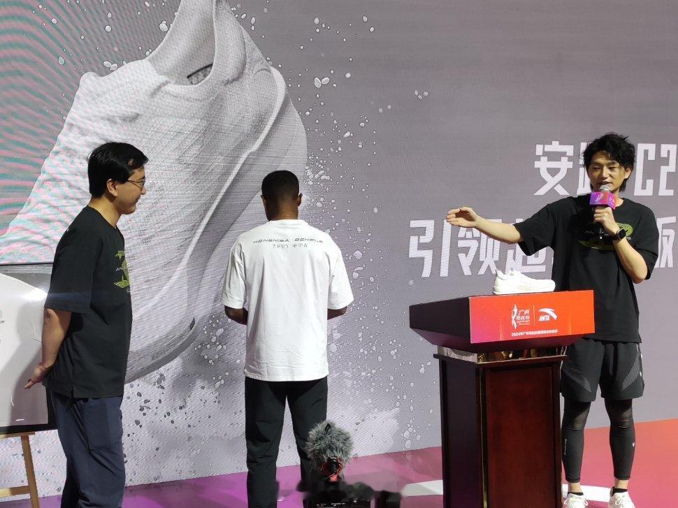 Kenenisa Bekele 贝克勒驾临2024广州马拉松安踏展位。安踏 C2