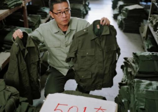 军队里的蛀虫比敌人还可怕！河南查获的特大军装贩卖案，光制式服装就扣了2万多套，军