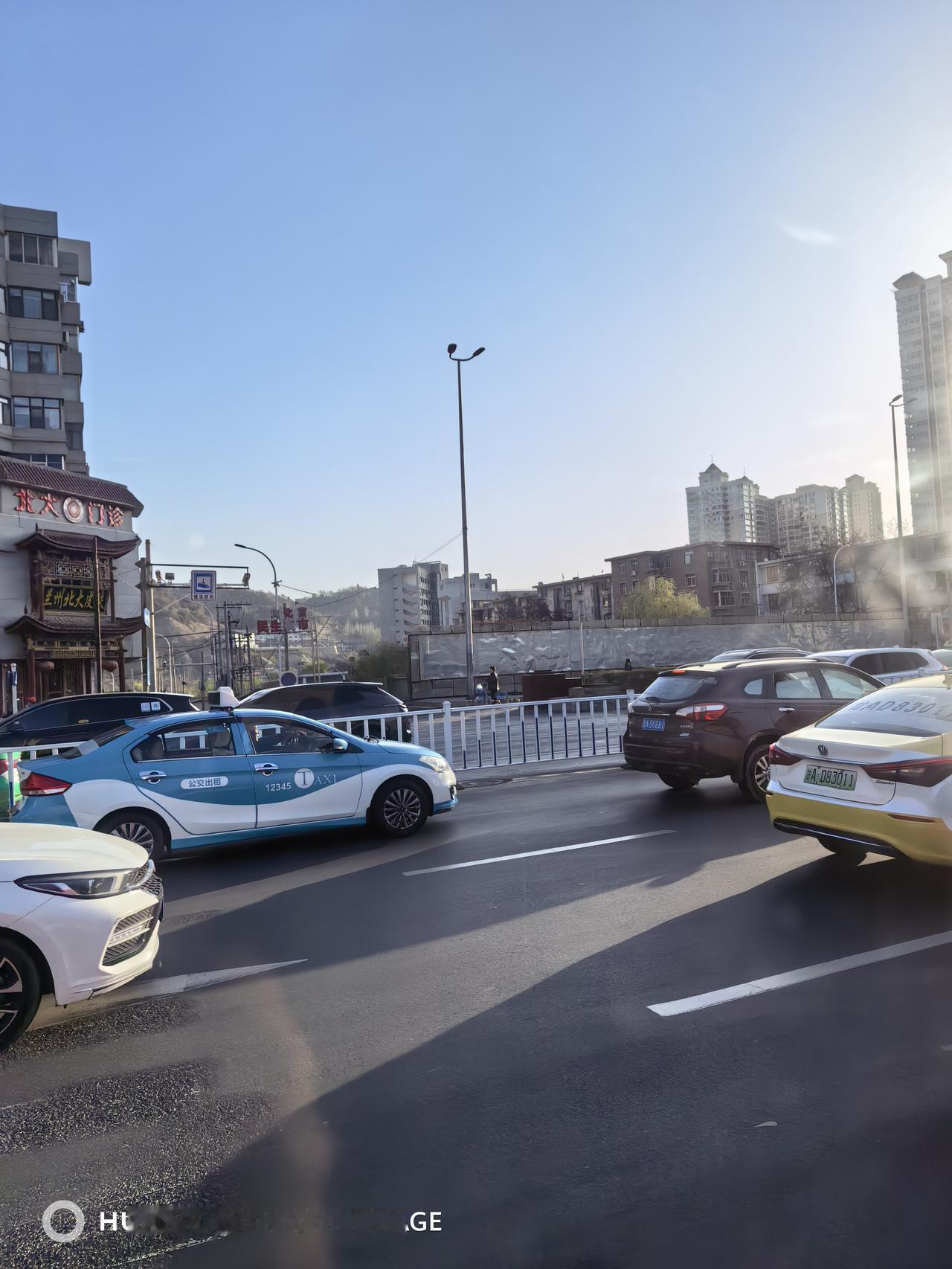 清明节三天假期结束了，坐在公交车去上班，仔细想想，兰州地铁运营后带来的改变还是很