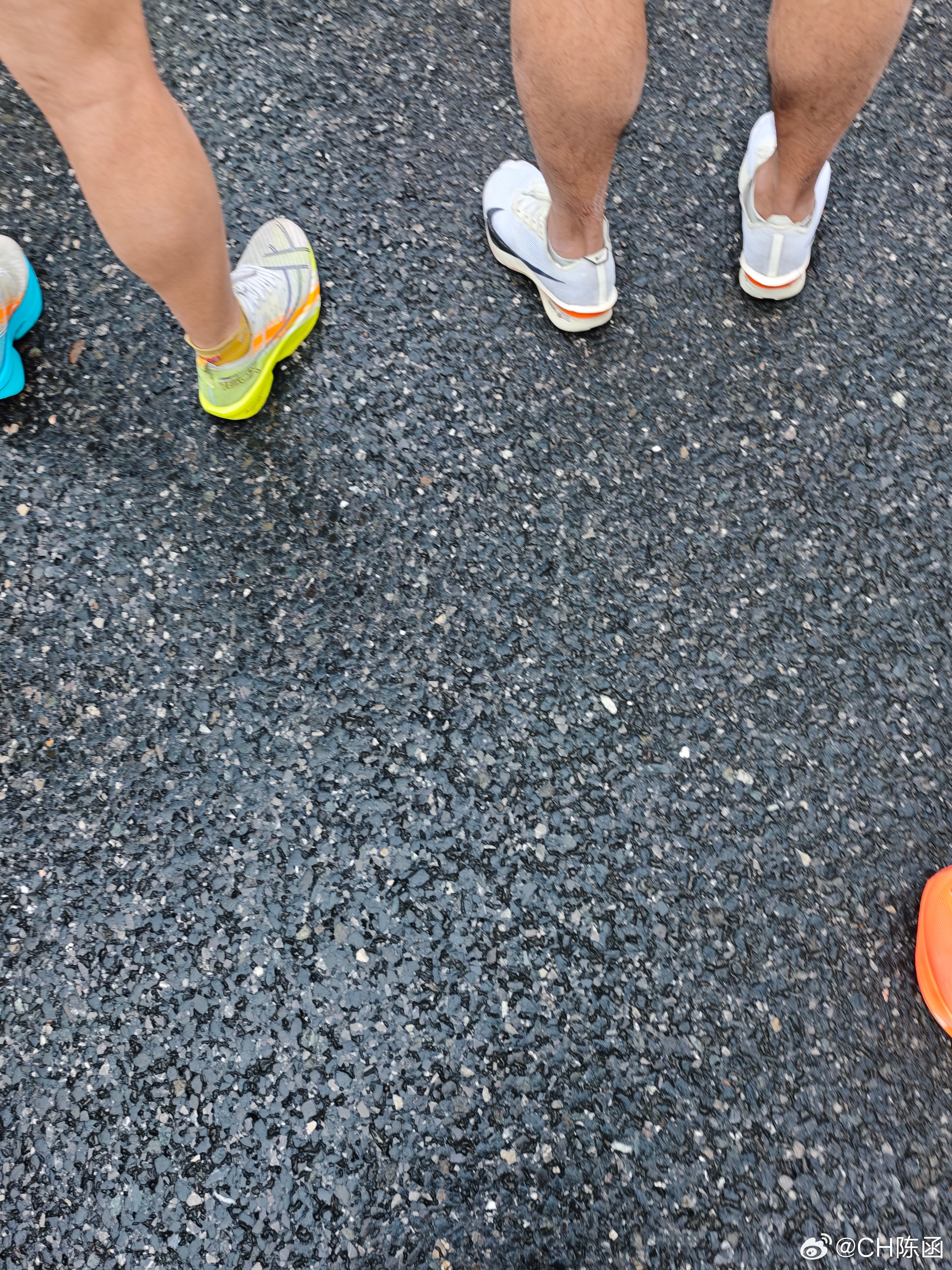 2026武汉马拉松 C区选手准备起跑！今天还有点热，防晒霜擦得我好白