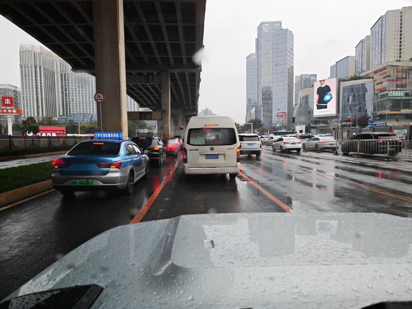 考一下大家，为啥大部分路段地面标识线是白色，而个别路段是橘色？  ​​​