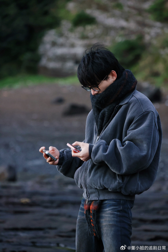 起猛了看到姚琛用腿拍照起猛了看到姚琛用腿拍照了，真的是直观的感受到了姚琛的腿长，