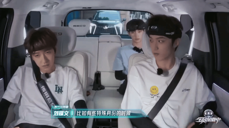 #刘耀文玩游戏上脸#到处刀可还行哈哈哈哈哈哈哈 ​​​