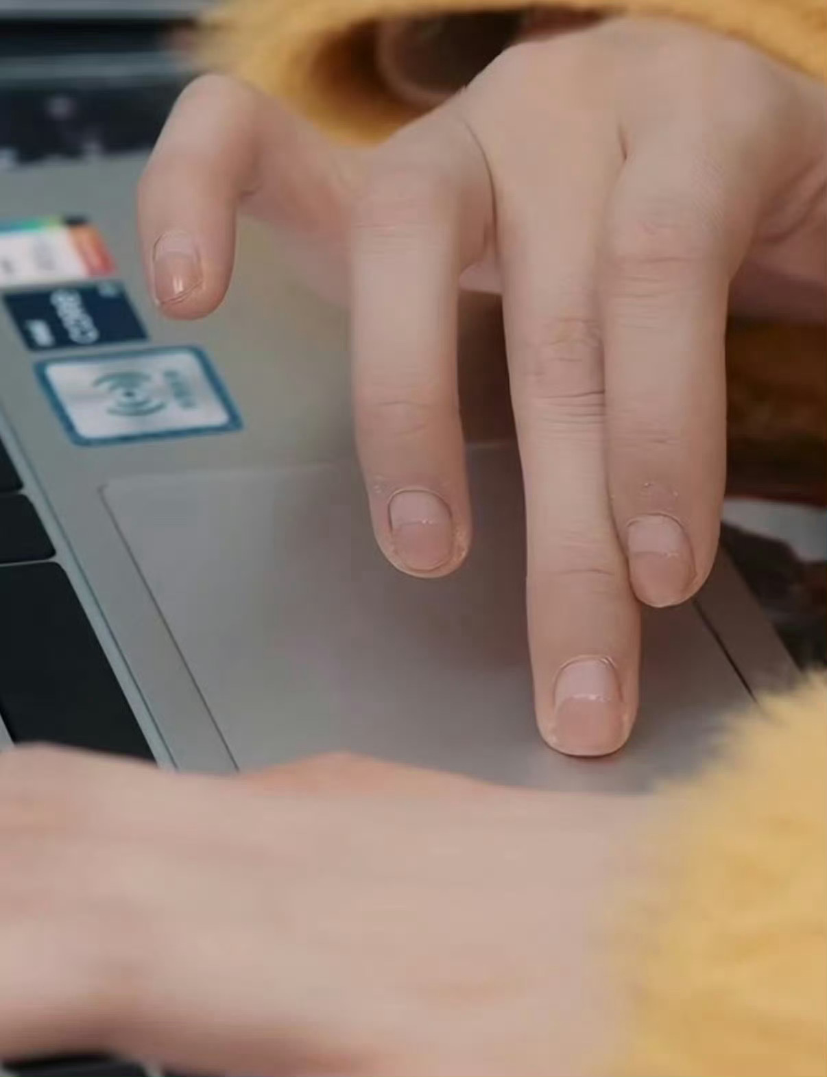 从指甲看主角是真穷没看剧，但看到这个指甲第一反应是她很忙，不是很穷…有人和我想法