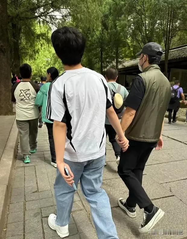  

少年携手行，美景共赏情。

近日，一则温馨偶遇的消息在网络上悄然走红：知名