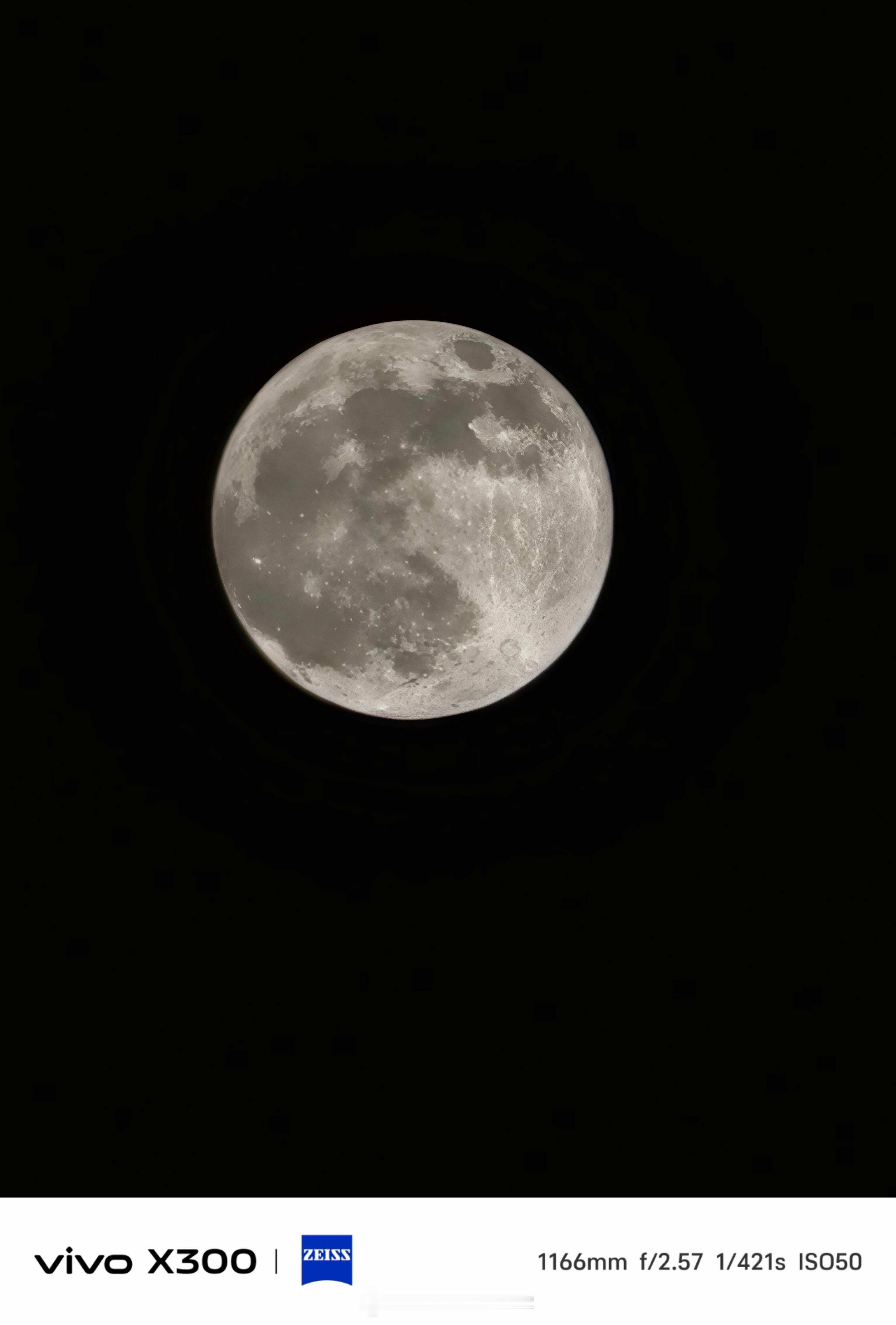 给大家看一眼vivo X300拍的超级月亮吧 ​​​